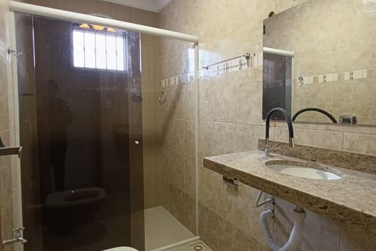 Banheiro de apartamento para alugar com 1 quarto, 45m² em Moquetá, Nova Iguaçu