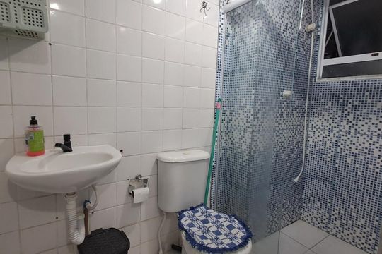 Banheiro de apartamento para alugar com 2 quartos, 43m² em Jundiapeba, Mogi das Cruzes