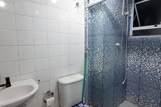 Banheiro de apartamento para alugar com 2 quartos, 43m² em Jundiapeba, Mogi das Cruzes