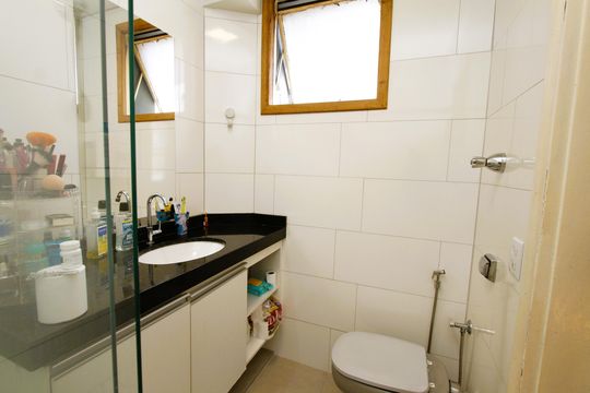 Banheiro de serviço de apartamento à venda com 3 quartos, 126m² em Coracao de Jesus, Belo Horizonte