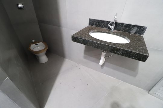 Banheiro de kitnet/studio para alugar com 1 quarto, 80m² em Centro, Uberlândia