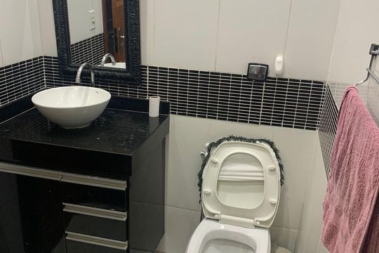 Banheiro social de casa para alugar com 3 quartos, 370m² em Engenheiro Leal, Rio de Janeiro