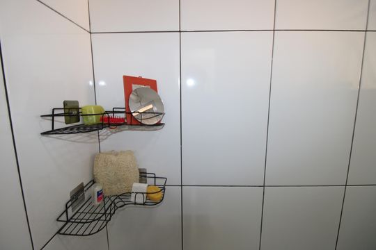 Banheiro de apartamento à venda com 2 quartos, 54m² em Conjunto Residencial José Bonifácio, São Paulo