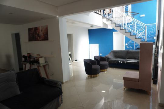 Sala de casa de condomínio à venda com 4 quartos, 480m² em Tarumã, Barueri