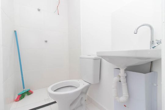 Banheiro de kitnet/studio para alugar com 1 quarto, 34m² em Vila Nilo, São Paulo
