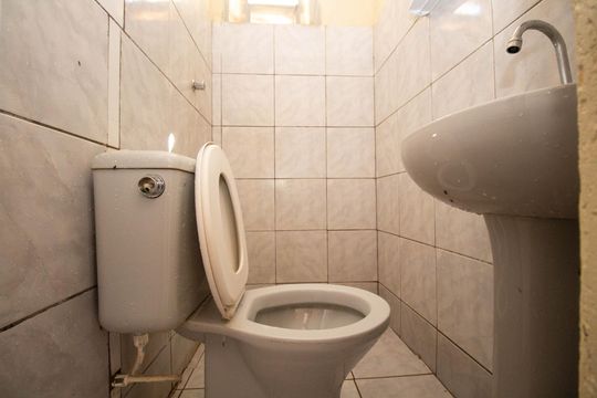 Banheiro Social de kitnet/studio para alugar com 1 quarto, 20m² em Ceilândia, Brasília