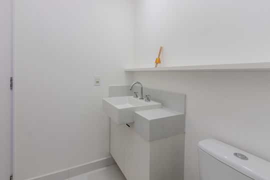 Banheiro de kitnet/studio para alugar com 1 quarto, 27m² em Santo Amaro, São Paulo