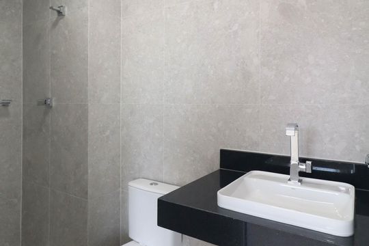 Banheiro de kitnet/studio para alugar com 1 quarto, 24m² em Pinheiros, São Paulo