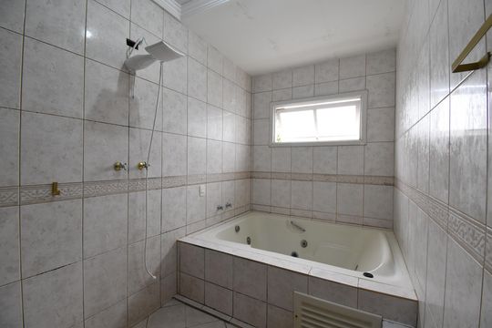 Banheiro da Suíte de casa à venda com 4 quartos, 232m² em Pilarzinho, Curitiba