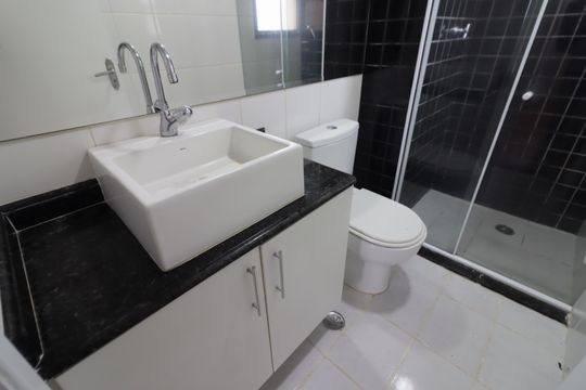 Banheiro de apartamento para alugar com 2 quartos, 54m² em Pestana, Osasco