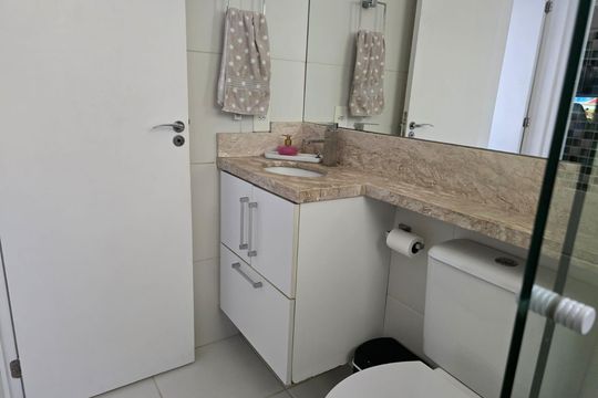 Banheiro de apartamento à venda com 3 quartos, 79m² em Chácara Agrindus, Taboão da Serra