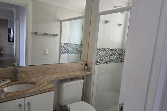 Banheiro de apartamento à venda com 3 quartos, 79m² em Chácara Agrindus, Taboão da Serra