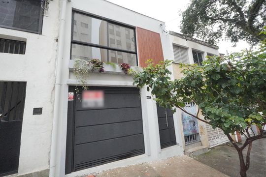Fachada de casa à venda com 2 quartos, 130m² em Vila Mariana, São Paulo