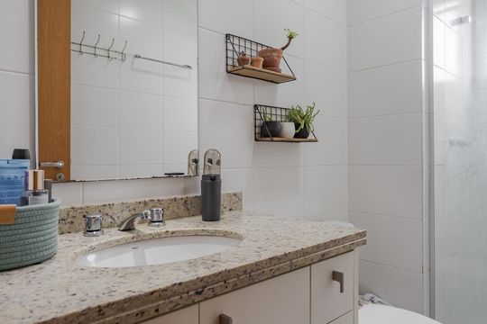 Banheiro de apartamento para alugar com 2 quartos, 66m² em Passo D’areia, Porto Alegre