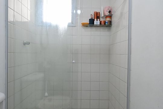 Banheiro de apartamento para alugar com 2 quartos, 50m² em Jardim Mitsutani, São Paulo