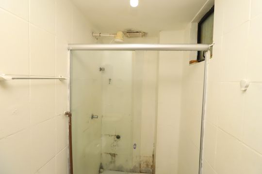 Banheiro de kitnet/studio para alugar com 1 quarto, 30m² em Itapuã, Salvador