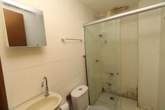 Banheiro de kitnet/studio para alugar com 1 quarto, 30m² em Itapuã, Salvador