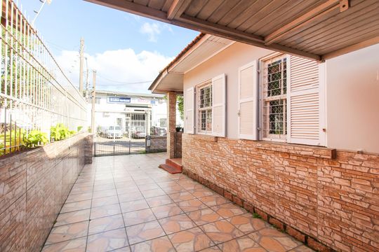 Área externa de casa à venda com 5 quartos, 300m² em Centro, Canoas