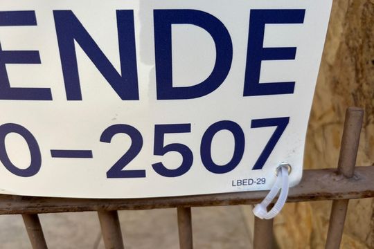 Plaquinha Instalada código LBED-29 de apartamento à venda com 1 quarto, 55m² em Floresta, Porto Alegre