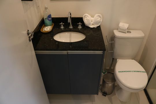 Banheiro de kitnet/studio para alugar com 1 quarto, 25m² em Perdizes, São Paulo