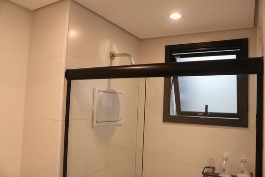 Banheiro de kitnet/studio para alugar com 1 quarto, 25m² em Perdizes, São Paulo