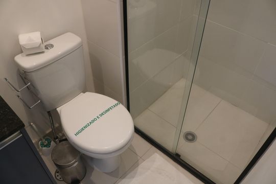 Banheiro de kitnet/studio para alugar com 1 quarto, 25m² em Perdizes, São Paulo