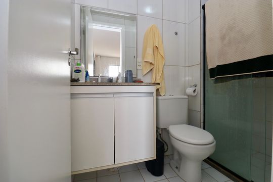 Banheiro de apartamento para alugar com 1 quarto, 56m² em Piatã, Salvador