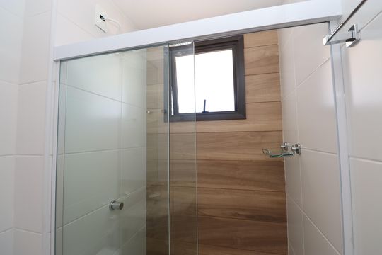 Banheiro de kitnet/studio para alugar com 1 quarto, 26m² em Caminho das Árvores, Salvador