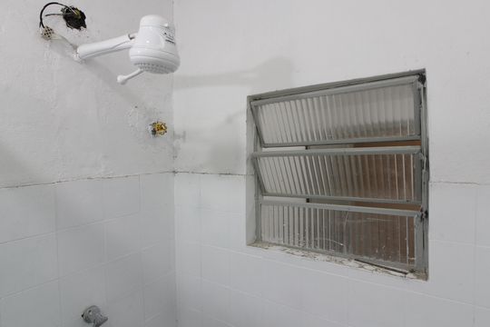 Banheiro de apartamento para alugar com 3 quartos, 85m² em Gamboa, Cabo Frio