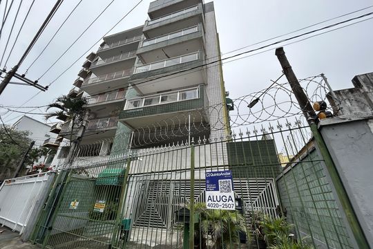 Fachada + placa de apartamento para alugar com 2 quartos, 65m² em Méier, Rio de Janeiro