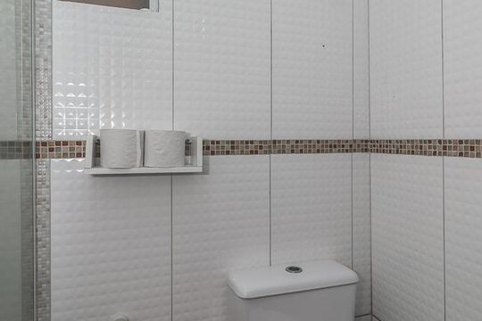 Banheiro Social de casa à venda com 4 quartos, 102m² em Santa Rosa de Lima, Porto Alegre
