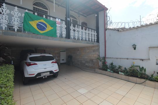Garagem de casa à venda com 3 quartos, 300m² em São José, Belo Horizonte