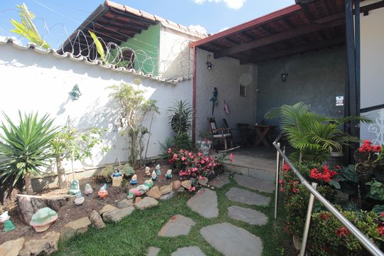Área Externa de casa à venda com 3 quartos, 300m² em São José, Belo Horizonte