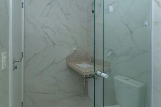 Banheiro de apartamento à venda com 1 quarto, 43m² em Petrópolis, Porto Alegre