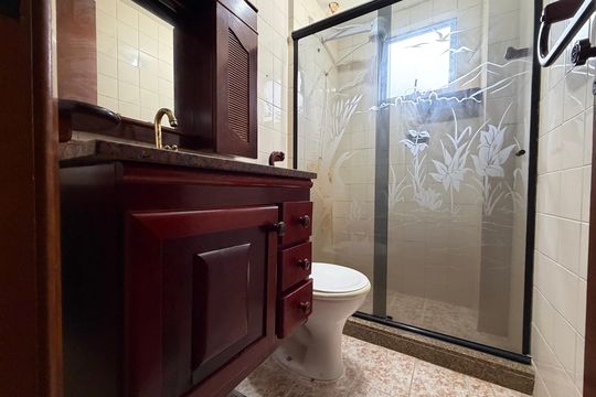 Banheiro de apartamento para alugar com 2 quartos, 60m² em Jacarepaguá, Rio de Janeiro