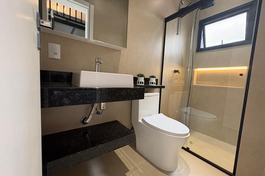 Banheiro de kitnet/studio para alugar com 1 quarto, 28m² em Forquilhinhas, São José