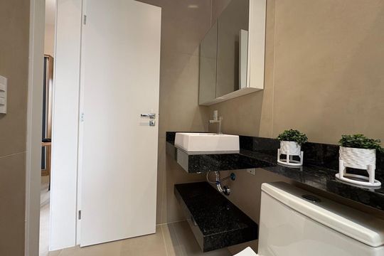 Banheiro de kitnet/studio para alugar com 1 quarto, 28m² em Forquilhinhas, São José