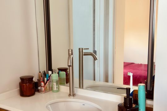 Banheiro de apartamento à venda com 1 quarto, 25m² em Pinheiros, São Paulo