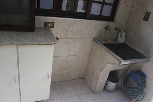 Quintal e lavanderia de casa à venda com 3 quartos, 210m² em Parque Goncalves Junior, Guarulhos