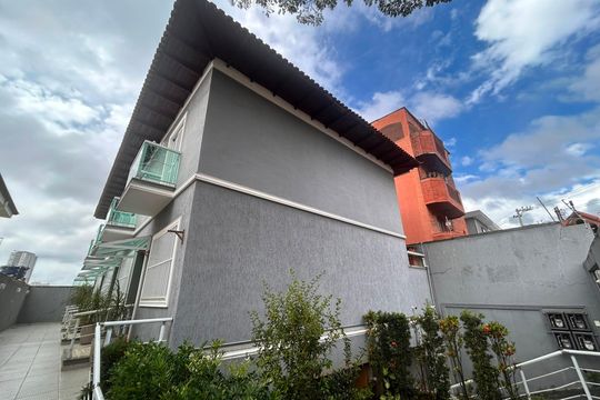 Fachada de casa de condomínio para alugar com 2 quartos, 151m² em Vila Marari, São Paulo