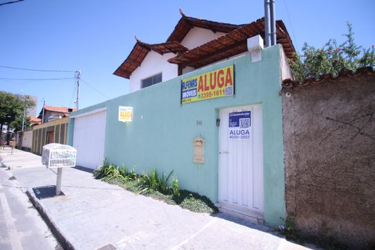 Placa de casa para alugar com 4 quartos, 200m² em Bairro da Glória, Contagem