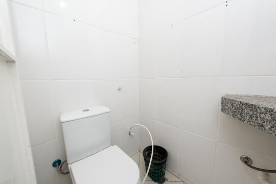 Banheiro de Serviço de casa para alugar com 4 quartos, 200m² em Bairro da Glória, Contagem
