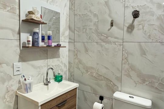 Banheiro de casa à venda com 2 quartos, 125m² em Parque Silva Azevedo (Nova Veneza), Sumaré
