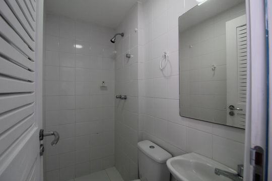 Banheiro de Serviço de apartamento para alugar com 4 quartos, 169m² em Barra Olímpica, Rio de Janeiro