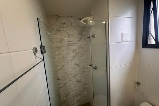 Banheiro de kitnet/studio para alugar com 1 quarto, 24m² em Brooklin, São Paulo