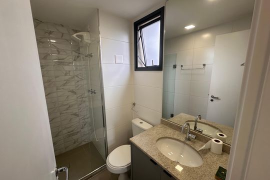 Banheiro de kitnet/studio para alugar com 1 quarto, 24m² em Brooklin, São Paulo