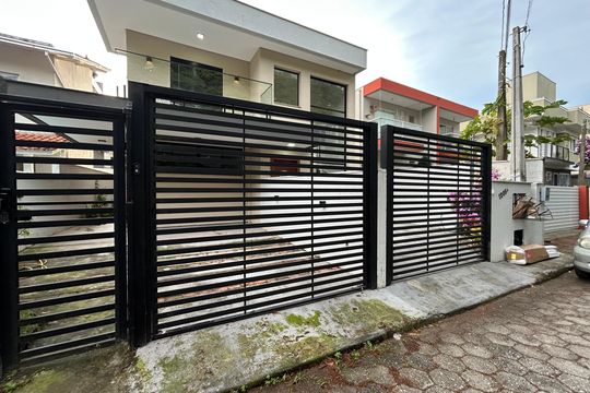 Fachada de casa para alugar com 3 quartos, 100m² em Campeche Central, Florianópolis
