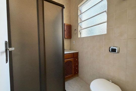 Banheiro de apartamento para alugar com 1 quarto, 48m² em Menino Deus, Porto Alegre