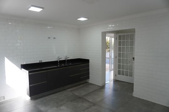 Cozinha de casa de condomínio para alugar com 2 quartos, 450m² em Alphaville, Santana de Parnaíba