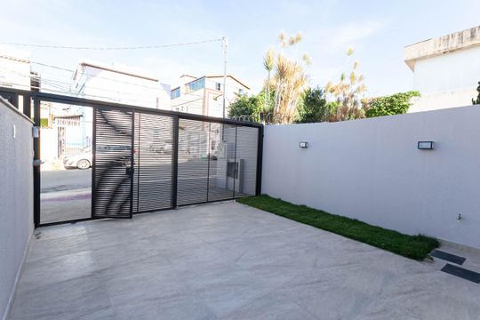 Garagem de casa para alugar com 3 quartos, 174m² em Planalto, Belo Horizonte